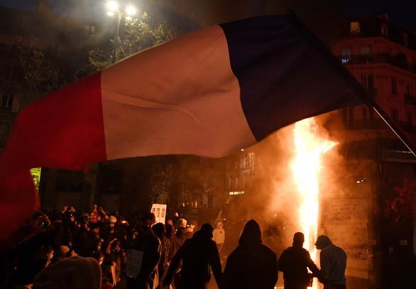 Bạo loạn, biểu tình khắp nước Pháp chống dự luật cấm quay phim cảnh sát - Ảnh 1.