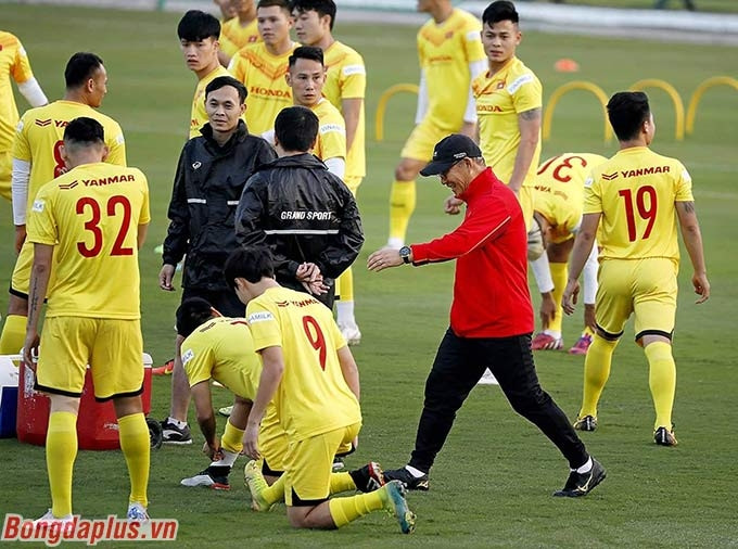 HLV Park Hang Seo vui vẻ gặp lại các học trò trên đội tuyển Việt Nam 