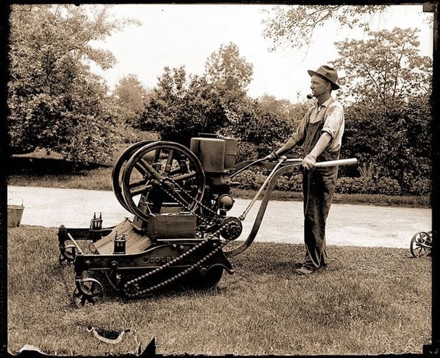 Máy cắt cỏ chạy bằng năng lượng đầu tiên vào năm 1918 trong Vườn Bách thảo Missouri. Máy cắt cỏ chạy bằng xăng và làm mát bằng nước.  