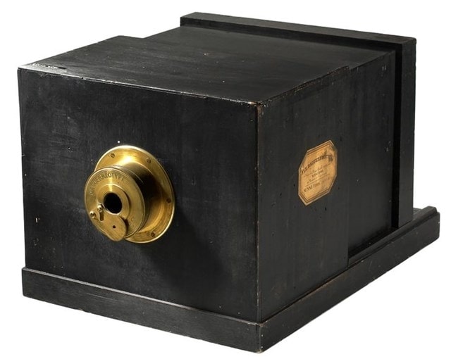 Máy ảnh Daguerreotype, được phát triển vào những năm 1840, được coi là một máy ảnh đơn giản hóa so với các mẫu trước đó.  