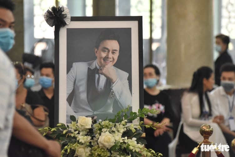 Tiễn đưa linh cữu Chí Tài ra sân bay: Anh ở trong cõi nhớ của khán giả - Ảnh 3.