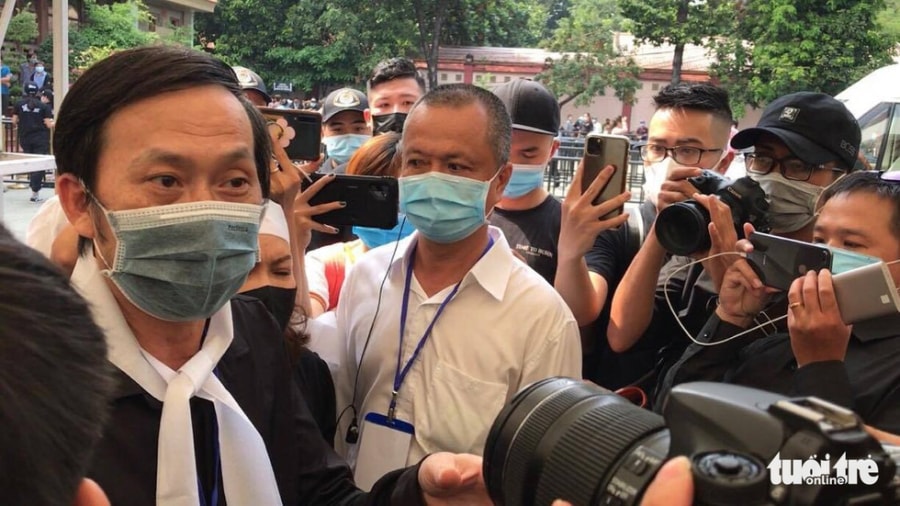 Tiễn đưa linh cữu Chí Tài ra sân bay: Anh ở trong cõi nhớ của khán giả - Ảnh 5.