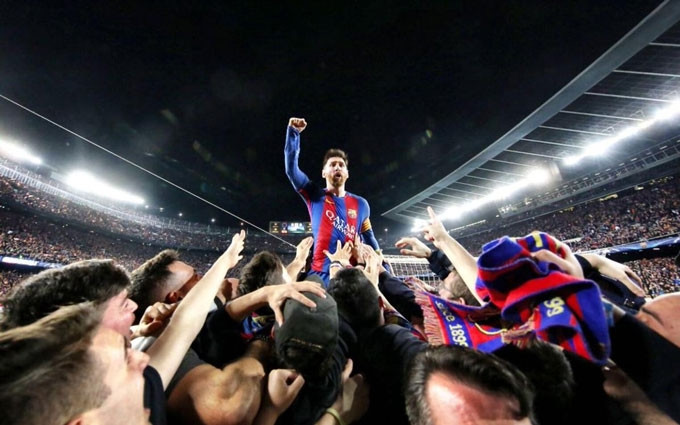 Khoảnh khắc Messi được tung hô như vị thánh sau màn lội ngược dòng của Barca trước PSG năm 2017