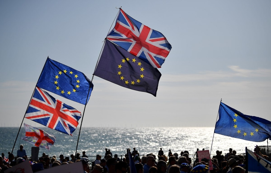 Cờ Liên minh châu Âu và quốc kỳ Anh trong cuộc tuần hành của các nhà hoạt động xã hội ở Brighton, miền Nam Anh. (Nguồn: AFP/TTXVN)