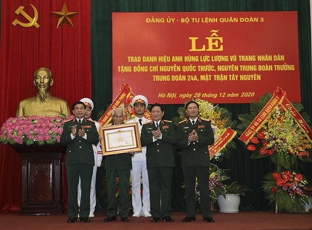 Trao danh hieu Anh hung LLVT tang Trung tuong Nguyen Quoc Thuoc hinh anh 1