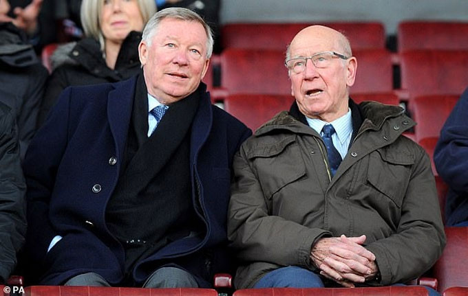 Sir Bobby Charlton (phải) cũng bị chẩn đoán mất trí nhớ vào năm ngoái