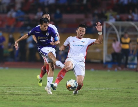 Văn Quyết (trái) trong một lần đụng độ tóe lửa cùng Ngọc Hải tại V.League 2020Ảnh: Đức Cường