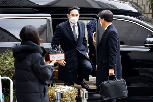 Thái tử Samsung Lee Jae Yong bị phạt 30 tháng tù tội hối lộ, bắt ngay tại tòa - Ảnh 1.