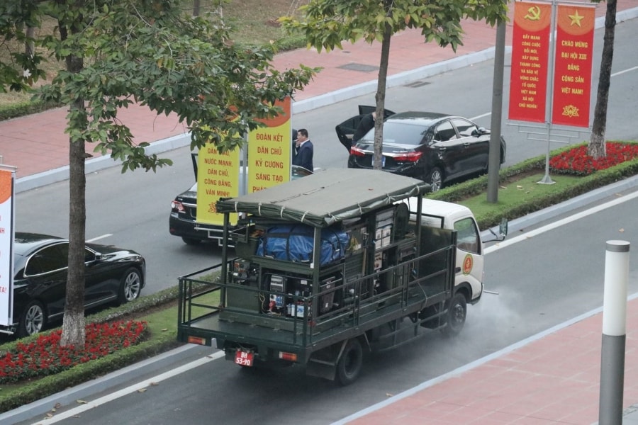 Toan bo phong vien phuc vu Dai hoi XIII cua Dang deo khau trang, de cao cong tac phong dich COVID-19 hinh anh 8