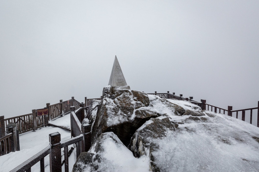 Tuyết rơi dày hơn nửa mét trên đỉnh Fansipan - Ảnh 5.