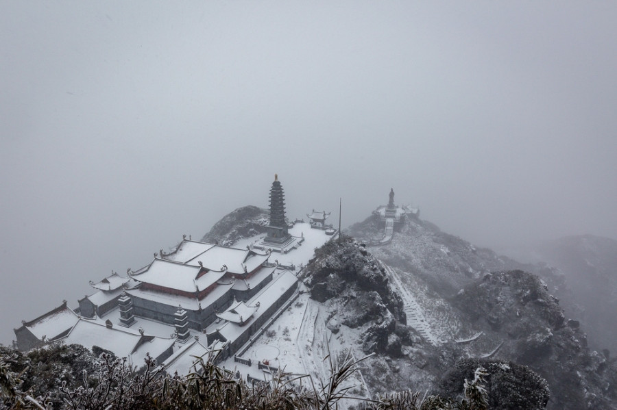 Tuyết rơi dày hơn nửa mét trên đỉnh Fansipan - Ảnh 8.