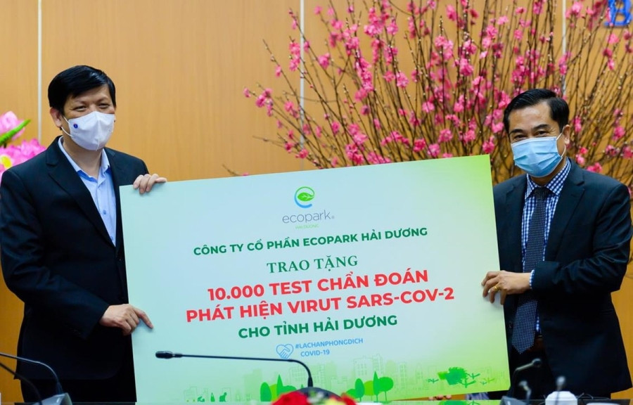 Ông Nguyễn Công Hồng - Tổng Giám đốc Công ty CP Ecopark Hải Dương trao 10.000 test chẩn đoán COVID-19 tới lãnh đạo Bộ Y tế (Ảnh: PV/Vietnam+)