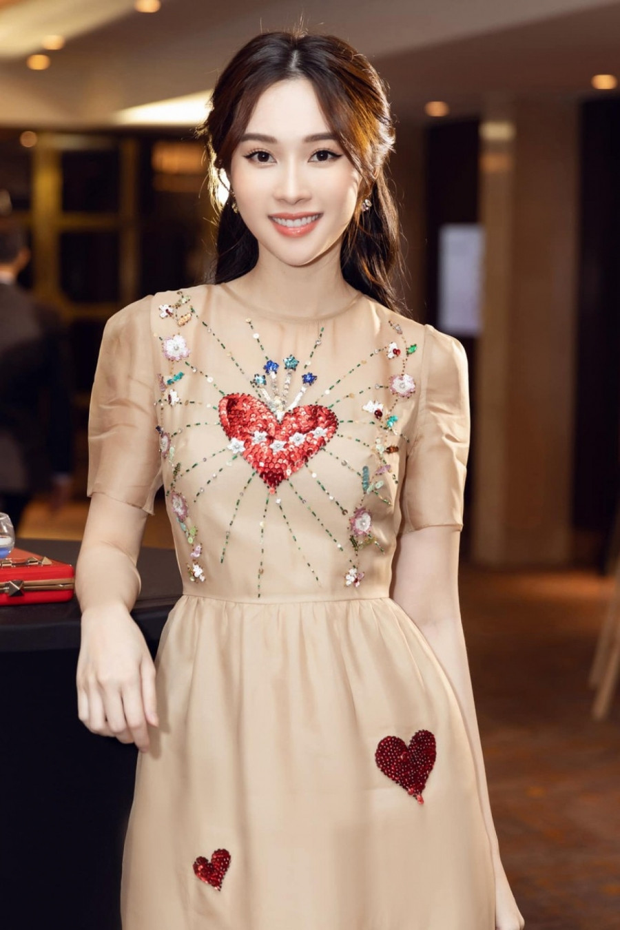 Đặng Thu Thảo sinh năm 1991, là người đẹp Tây Nam Bộ đầu tiên đăng quang ngôi vị danh giá Hoa hậu Việt Nam 2012.