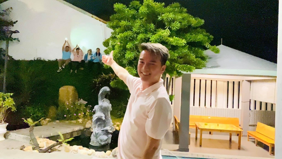 MC Mai Ngọc VTV xinh tươi bên hoa bưởi