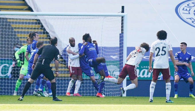 David Luiz đánh đầu gỡ hòa 1-1 ở trận đấu Leicester vs Arsenal