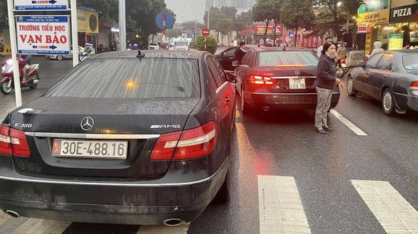 Tạm giữ 2 xe Mercedes cùng biển số vô tình gặp nhau trên đường Hà Nội - Ảnh 1.