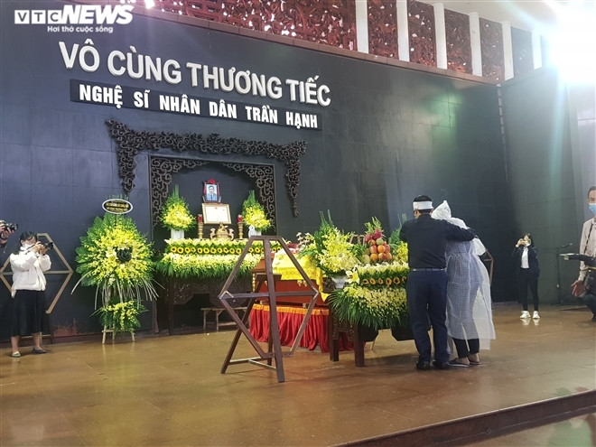 Diễn viên Công Lý, Thu Hà đau buồn tới tiễn đưa NSND Trần Hạnh - 1