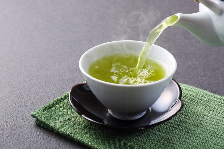 Uống trà xanh: Các polyphenol có trong trà xanh là những chất chống oxy hóa tuyệt vời, giúp chống lại các tổn thương da do các gốc tự do gây ra. Trà xanh còn có tính kháng viêm, nhờ đó giúp giảm sưng, viêm và kích ứng da.