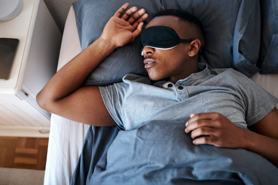 Ngủ đủ giấc: Thiếu ngủ có thể khiến da bạn xỉn màu, thiếu sức sống. Hãy đảm bảo ngủ đủ 7-8 giờ đồng hồ mỗi đêm để làn da có đủ thời gian để tái tạo và phục hồi.