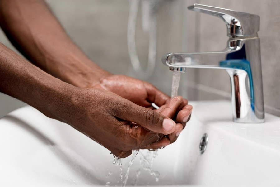Rửa mặt “thông thái”: Một sai lầm mà bạn cần tránh tuyệt đối, đó là rửa mặt khi chưa làm sạch tay triệt để. Bàn tay bạn tiếp xúc với rất nhiều vật dụng và bề mặt trong ngày, do đó có thể chứa các vi khuẩn gây bệnh và gây kích ứng da. Hãy đảm bảo sát trùng tay bằng xà phòng và nước sạch trước khi rửa mặt.