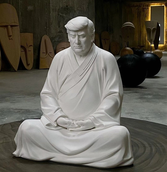 Tượng ông Trump mặc áo cà sa ngồi thiền cháy hàng ở Trung Quốc - Ảnh 1.