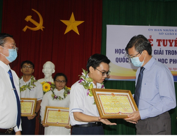 11 học sinh đạt giải quốc gia tỉnh Kiên Giang được thưởng từ 20 - 80 triệu/bạn - Ảnh 1.