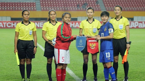Trợ lý Trương Thị Lệ Trinh (ngoài cùng bên phải) tham gia điều hành một trận đấu bóng đá nữ ở giải quốc tế
