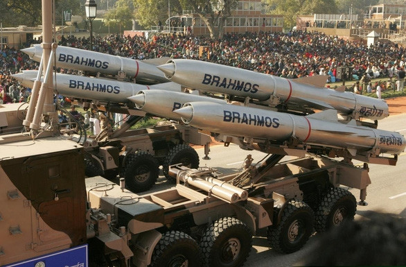 Tăng cường phòng thủ ở Biển Đông, Philippines mua siêu tên lửa BrahMos - Ảnh 1.