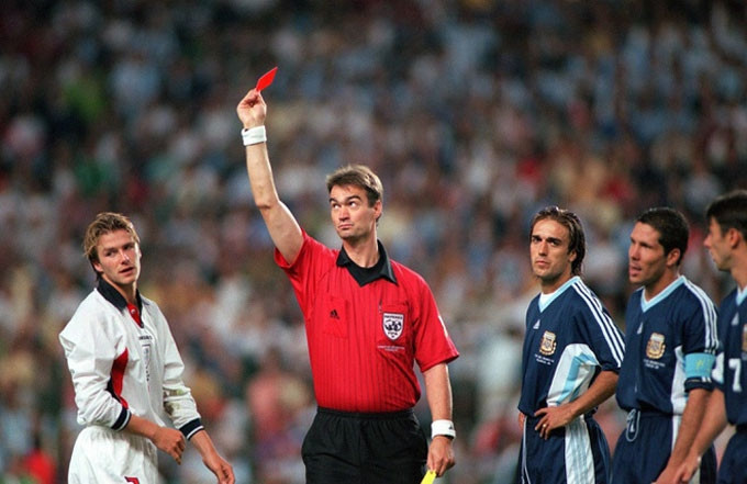 Chiếc thẻ đỏ phải nhận ở trận đấu giữa ĐT Anh và ĐT Argentina tại World Cup 1998 sẽ mãi ám ảnh Beckham