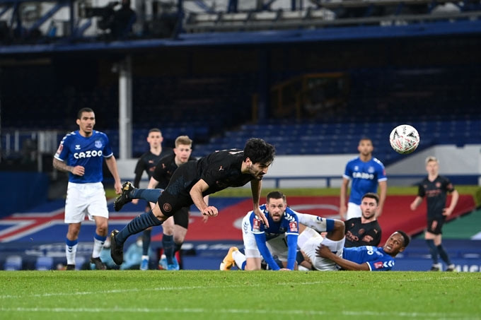 Gundogan bay người đánh đầu mở tỷ số ở phút 84 trận đấu Everton vs Man City