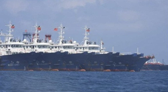 220 tàu tụ trên Biển Đông, Bắc Kinh nói chỉ là tàu cá cùng trú ẩn - Ảnh 1.