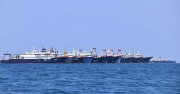 220 tàu tụ trên Biển Đông, Bắc Kinh nói chỉ là tàu cá cùng trú ẩn - Ảnh 2.
