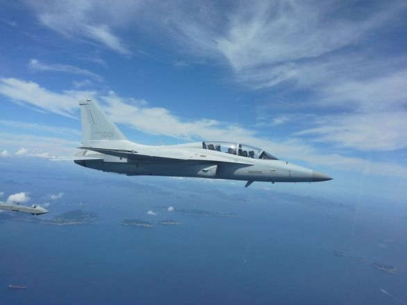 Philippines điều chiến đấu cơ bay qua hàng trăm tàu cá Trung Quốc ở Đá Ba Đầu - Ảnh 1.