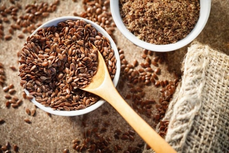 Hạt lanh (Flaxseed): Hạt lanh rất có lợi cho người ở độ tuổi lão hóa, bởi chúng có tác dụng tăng cường sức khỏe tim mạch. Hạt lanh chứa các axit béo omega-3 cùng vô số các chất chống oxy hóa, giúp bảo vệ cơ thể khỏi các gốc tự do gây ung thư.