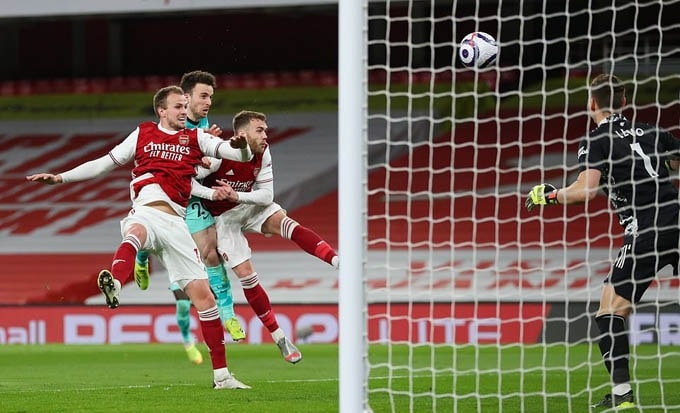 Jota (giữa) chói sáng với cú đúp vào lưới Arsenal