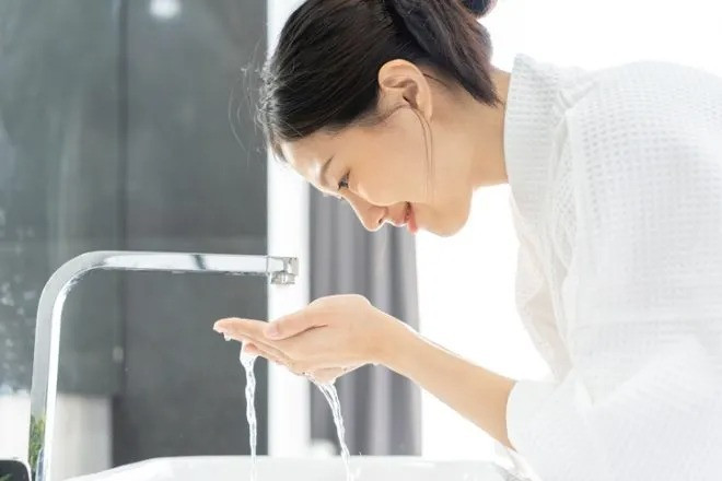 Cách rửa mặt hiệu quả nhất là dùng tay táp nước lên mặt và sử dụng bông tẩy trang hoặc khăn đa năng dùng một lần để thấm khô da mặt.