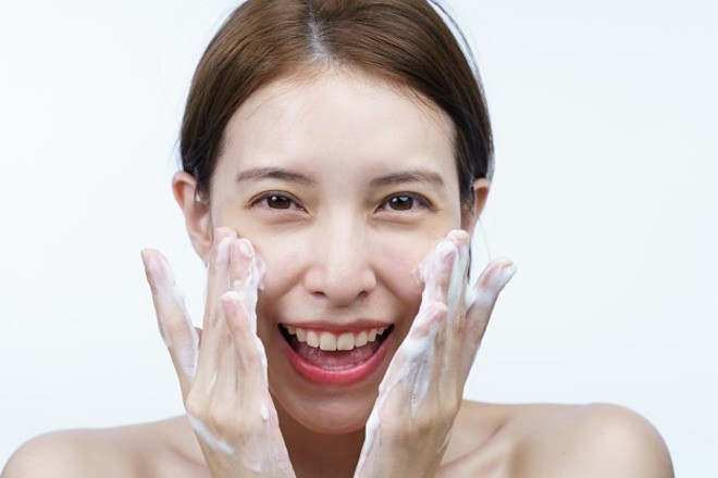 Với làn da mẫn cảm hoặc đang nổi mụn, nên chọn sữa rửa mặt có chứa axit amin để dưỡng ẩm nhẹ nhàng.