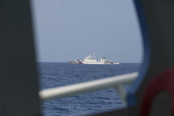Tàu tên lửa Trung Quốc rượt tàu chở phóng viên Philippines trên Biển Đông - Ảnh 2.