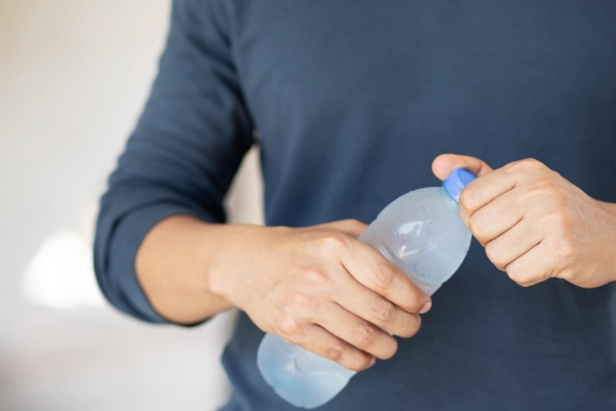 Bạn uống nước kể cả khi không khát: Cách tốt nhất để biết rằng liệu cơ thể có cần thêm nước không là dựa vào cảm nhận của chính bạn về cơn khát. Cơn khát chính là phản ứng của cơ thể để chống lại sự mất nước. Cơ thể càng cần nhiều nước thì bạn càng thấy khát.