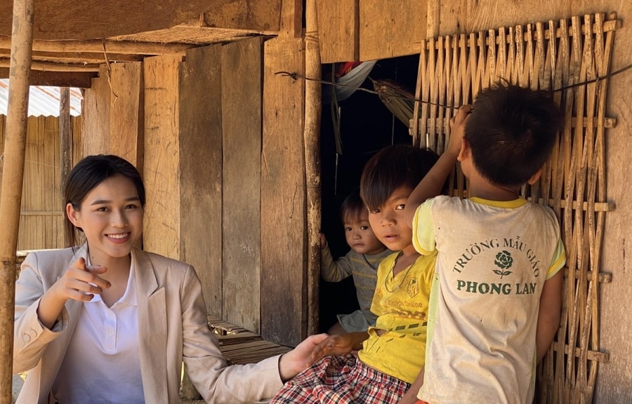 Hoa hậu Đỗ Hà gặp trẻ em ở huyện Nam Trà My. (Ảnh: CTV/Vietnam+)