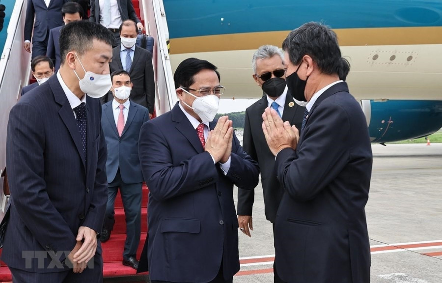 Cán bộ, nhân viên Đại sứ quán Việt Nam tại Indonesia, Phái đoàn thường trực Việt Nam tại ASEAN đón Thủ tướng Phạm Minh Chính tại Sân bay Quốc tế Soekarno-Hatta. (Ảnh: Dương Giang/TTXVN)
