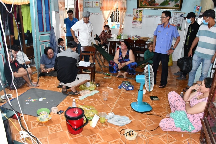 Tụ điểm cờ bạc có nhiều phụ nữ tham gia. (Ảnh: CTV) 