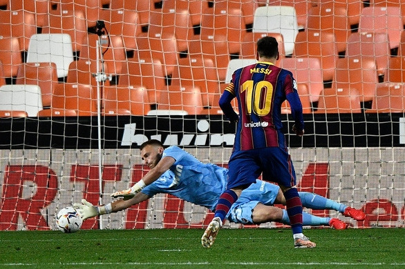 Messi đá phạt ghi bàn đẹp mắt giúp Barca tiếp tục bám đuổi Atletico - Ảnh 2.