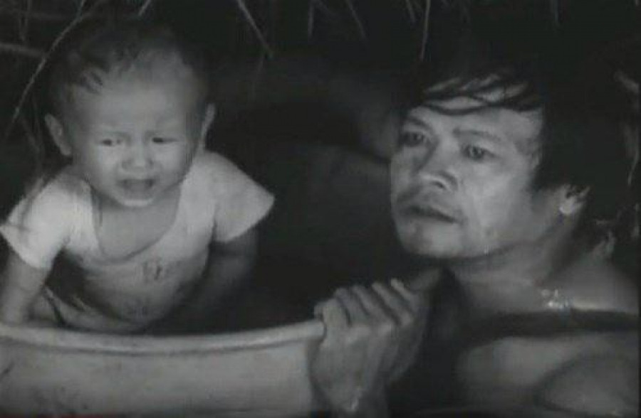 Trong phim, em bé đã có những cảnh quay nguy hiểm khiến người xem thót tim.