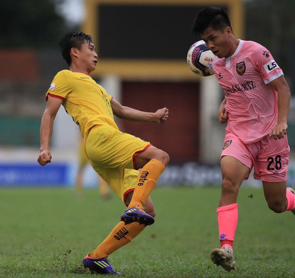 Cầu thủ Sông Lam Nghệ An tiếp xúc với F1, cả vòng 13 V-League phải dừng - Ảnh 1.