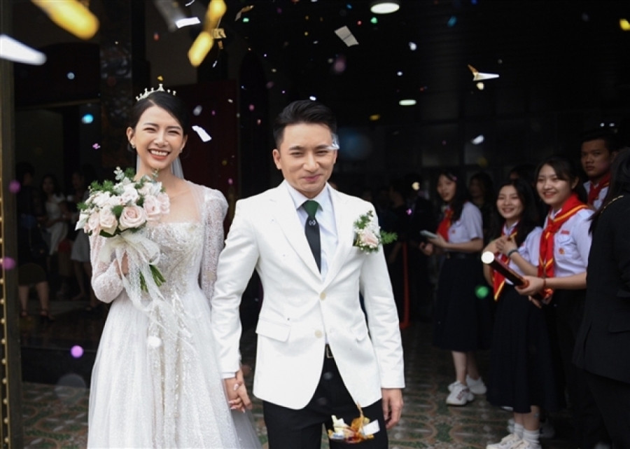 Ngày 17/4, ca sĩ Phan Mạnh Quỳnh và Khánh Vy tổ chức hôn lễ tại quê nhà của chú rể ở Nghệ An. Lễ cưới tại quê của cô dâu (Nha Trang) diễn ra ngày 24/4. Cặp đôi dự tính sẽ tổ chức một buổi lễ nữa tại TP.HCM vào ngày 7/5. Tuy nhiên, sự xuất hiện trở lại các ca COVID-19 trong cộng đồng khiến kế hoạch này bị phá vỡ.