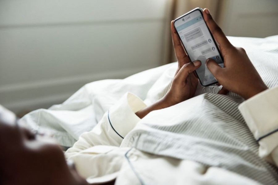 Sử dụng điện thoại: Hầu hết chúng ta đều có thói quen giữ điện thoại gần giường ngủ. Đôi khi, việc này có thể ảnh hưởng xấu đến giấc ngủ, khiến bạn có thói quen vừa ngủ dậy đã kiểm tra điện thoại. Điều này có thể khiến giấc ngủ bớt thư giãn hơn.