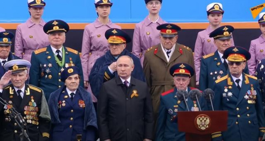 Tổng thống Vladimir Putin cùng nhiều cựu chiến binh Nga có mặt trên lễ đài. Ảnh: RIA Novosti.