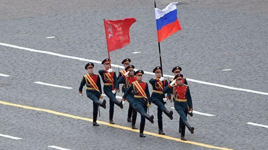 Sau khi Tổng thống Putin kết thúc bài phát biểu, lễ duyệt binh bắt đầu. Ảnh: RIA Novosti