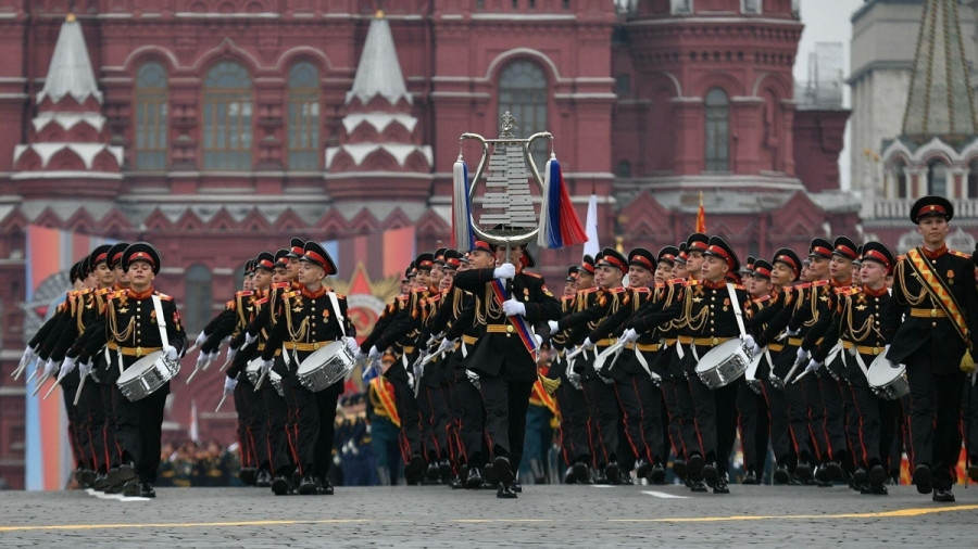 Đi đầu là Đại đội trống quân nhạc. Tiếp theo là đội rước cờ. Hộ tống đội rước cờ là đội tiêu binh của 3 binh chủng lục quân, hải quân và không quân vũ trụ. Ảnh: RIA Novosti
